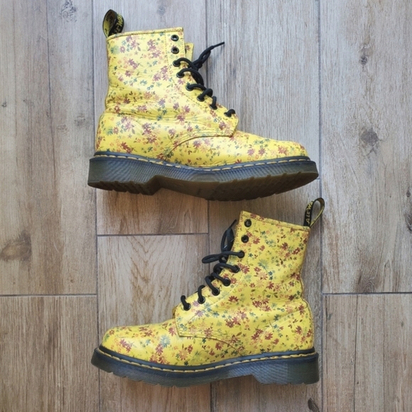 Rare Dr. Martens 1460 W Boots Sun Yellow Little Flowers Floral 8 - Picture 3 of 10